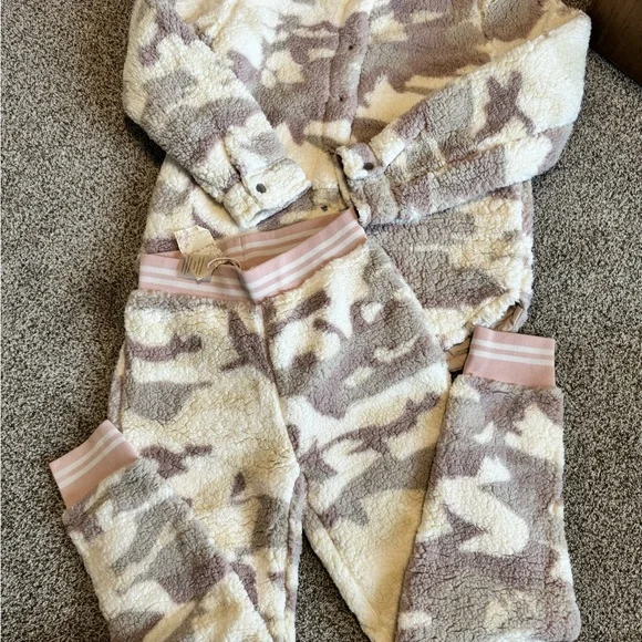 🎀Hem & Thread (Anthropologie) Cream and Pink Camo Sherpa Jacket and Pant Set🌸 - Picture 3 of 9